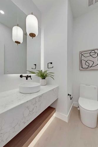 2418 32 Street Sw, Calgary, AB - Indoor Photo Showing Bathroom