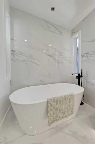 2418 32 Street Sw, Calgary, AB - Indoor Photo Showing Bathroom