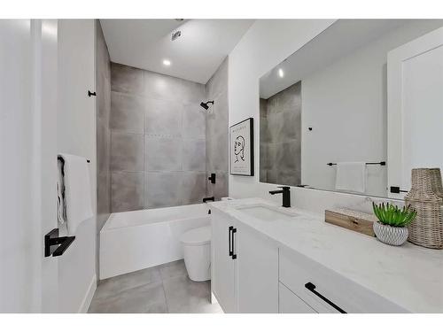 2418 32 Street Sw, Calgary, AB - Indoor Photo Showing Bathroom