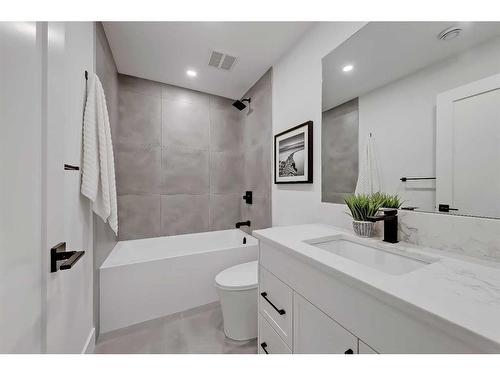 2418 32 Street Sw, Calgary, AB - Indoor Photo Showing Bathroom