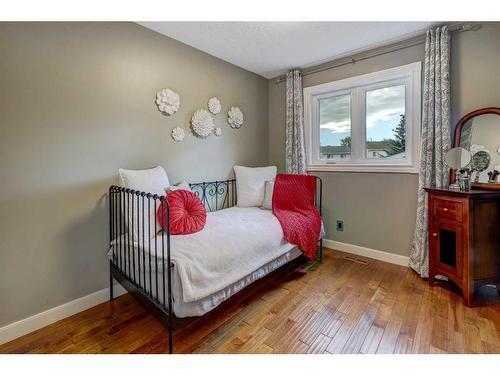 48 Hidden Spring Place Nw, Calgary, AB - Indoor Photo Showing Bedroom