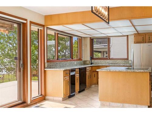 239 East Chestermere Drive, Chestermere, AB - Indoor Photo Showing Kitchen