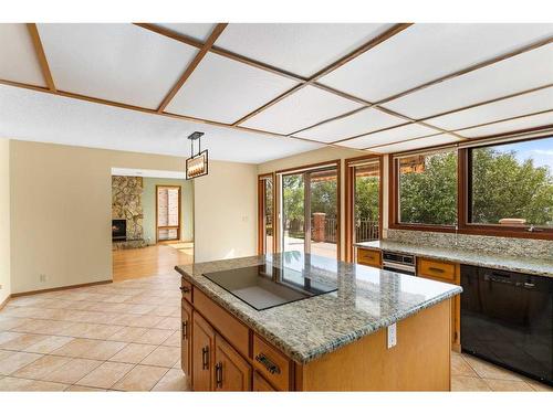 239 East Chestermere Drive, Chestermere, AB - Indoor Photo Showing Kitchen