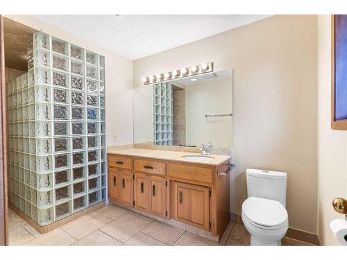 239 East Chestermere Drive, Chestermere, AB - Indoor Photo Showing Bathroom