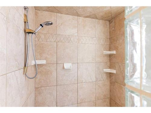 239 East Chestermere Drive, Chestermere, AB - Indoor Photo Showing Bathroom