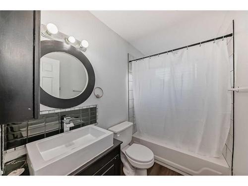 3039 Dover Ridge Drive Se, Calgary, AB - Indoor Photo Showing Bathroom