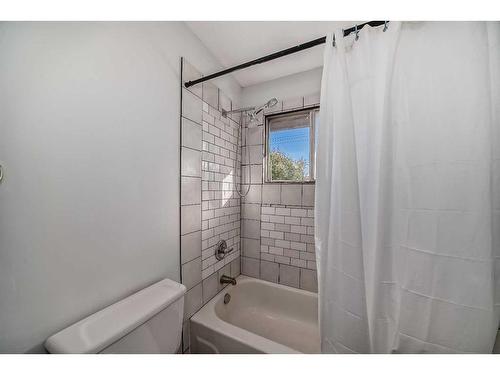 3039 Dover Ridge Drive Se, Calgary, AB - Indoor Photo Showing Bathroom