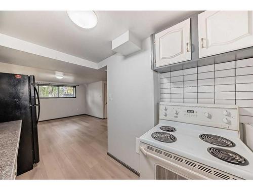 3039 Dover Ridge Drive Se, Calgary, AB - Indoor Photo Showing Kitchen