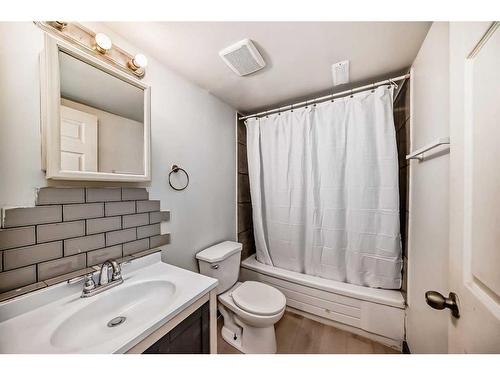 3039 Dover Ridge Drive Se, Calgary, AB - Indoor Photo Showing Bathroom