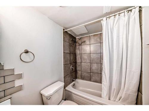 3039 Dover Ridge Drive Se, Calgary, AB - Indoor Photo Showing Bathroom