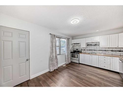 3039 Dover Ridge Drive Se, Calgary, AB - Indoor Photo Showing Kitchen