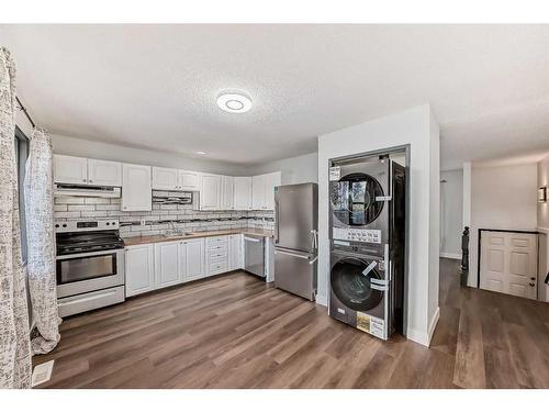 3039 Dover Ridge Drive Se, Calgary, AB - Indoor Photo Showing Kitchen