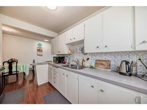 406 28Th Avenue Ne, Calgary, AB - Indoor Photo Showing Kitchen With Double Sink