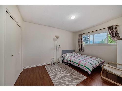 406 28Th Avenue Ne, Calgary, AB - Indoor Photo Showing Bedroom