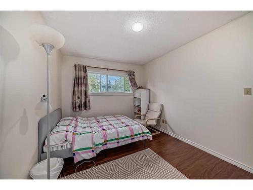 406 28Th Avenue Ne, Calgary, AB - Indoor Photo Showing Bedroom