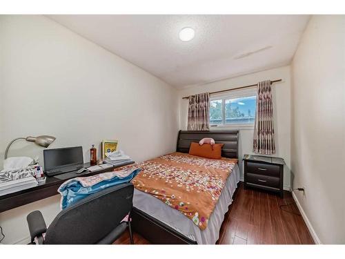 406 28Th Avenue Ne, Calgary, AB - Indoor Photo Showing Bedroom