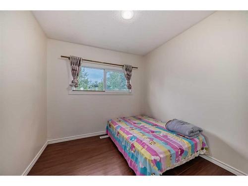 406 28Th Avenue Ne, Calgary, AB - Indoor Photo Showing Bedroom