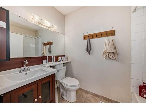 406 28Th Avenue Ne, Calgary, AB - Indoor Photo Showing Bathroom