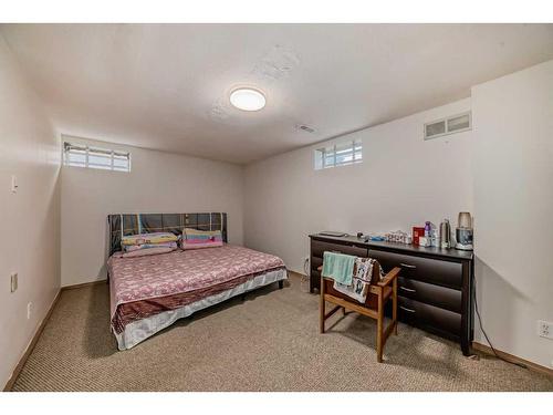 406 28Th Avenue Ne, Calgary, AB - Indoor Photo Showing Bedroom