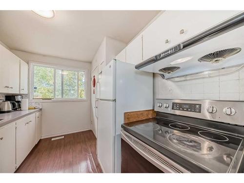 406 28Th Avenue Ne, Calgary, AB - Indoor Photo Showing Kitchen