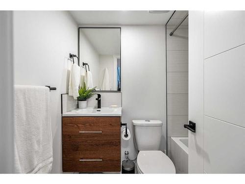 106-11010 Bonaventure Drive Se, Calgary, AB - Indoor Photo Showing Bathroom