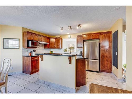 66 Inglewood Grove Se, Calgary, AB - Indoor Photo Showing Kitchen