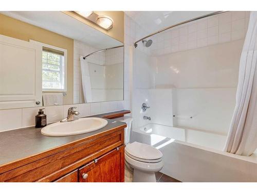 66 Inglewood Grove Se, Calgary, AB - Indoor Photo Showing Bathroom