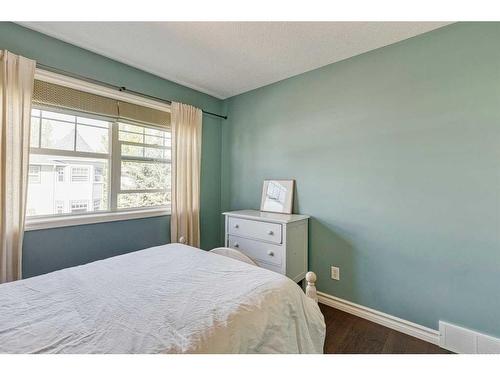 66 Inglewood Grove Se, Calgary, AB - Indoor Photo Showing Bedroom