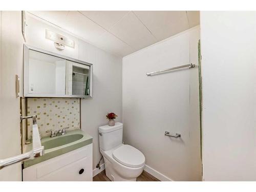 3420 Button Road Nw, Calgary, AB - Indoor Photo Showing Bathroom