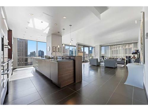 1608-108 9 Avenue Sw, Calgary, AB - Indoor Photo Showing Kitchen With Upgraded Kitchen