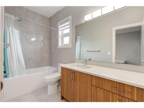 2323 1 Street Nw, Calgary, AB - Indoor Photo Showing Bathroom