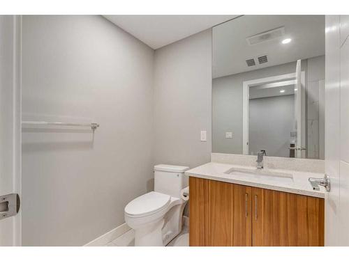 2323 1 Street Nw, Calgary, AB - Indoor Photo Showing Bathroom