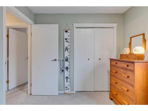 59 Rivercrest Circle Se, Calgary, AB - Indoor Photo Showing Bedroom