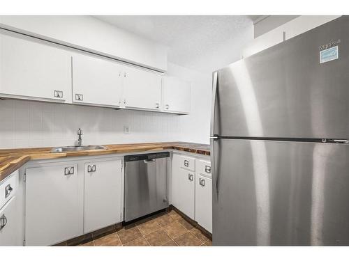 1004-2200 Woodview Drive Sw, Calgary, AB - Indoor Photo Showing Kitchen