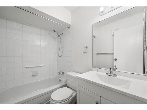 1004-2200 Woodview Drive Sw, Calgary, AB - Indoor Photo Showing Bathroom