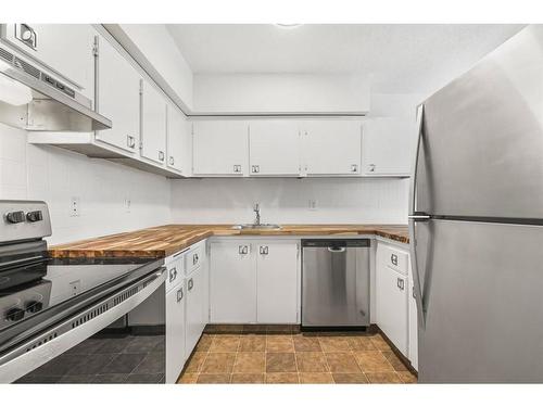 1004-2200 Woodview Drive Sw, Calgary, AB - Indoor Photo Showing Kitchen