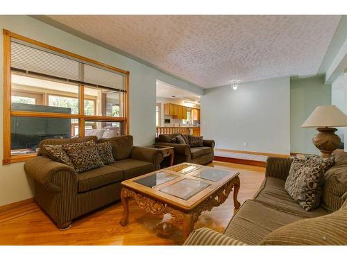 43 Signal Hill Mews Sw, Calgary, AB - Indoor Photo Showing Living Room