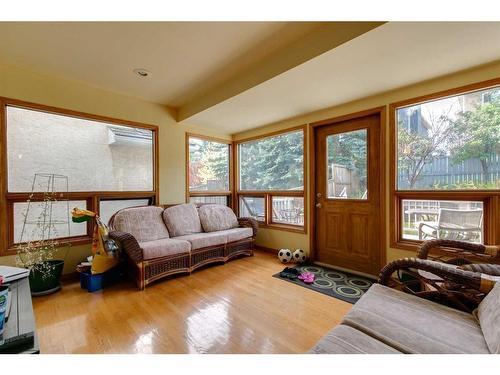 43 Signal Hill Mews Sw, Calgary, AB - Indoor Photo Showing Living Room