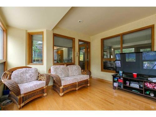 43 Signal Hill Mews Sw, Calgary, AB - Indoor Photo Showing Living Room