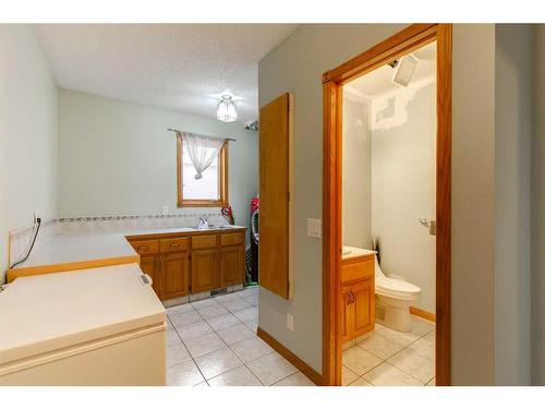 43 Signal Hill Mews Sw, Calgary, AB - Indoor Photo Showing Bathroom