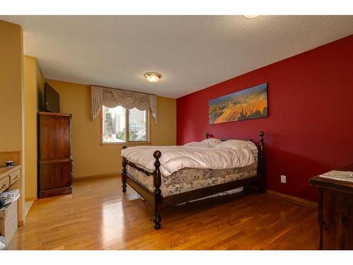 43 Signal Hill Mews Sw, Calgary, AB - Indoor Photo Showing Bedroom