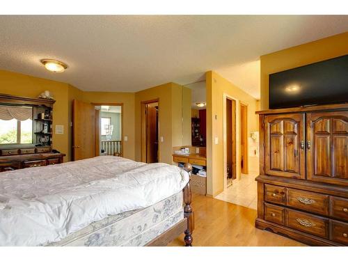 43 Signal Hill Mews Sw, Calgary, AB - Indoor Photo Showing Bedroom