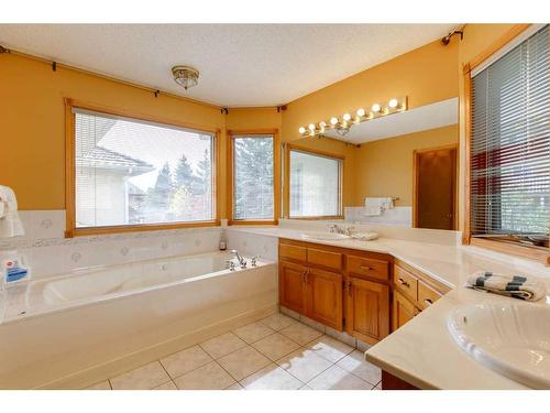 43 Signal Hill Mews Sw, Calgary, AB - Indoor Photo Showing Bathroom