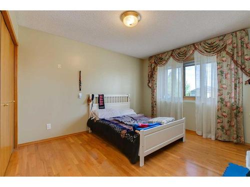 43 Signal Hill Mews Sw, Calgary, AB - Indoor Photo Showing Bedroom