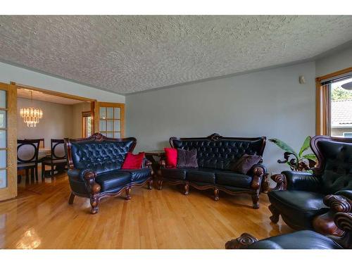 43 Signal Hill Mews Sw, Calgary, AB - Indoor Photo Showing Living Room