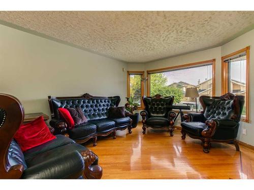 43 Signal Hill Mews Sw, Calgary, AB - Indoor Photo Showing Living Room