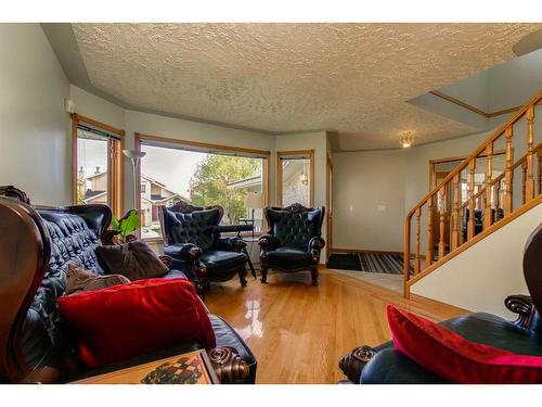 43 Signal Hill Mews Sw, Calgary, AB - Indoor Photo Showing Living Room