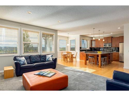 170 Panamount Road Nw, Calgary, AB - Indoor Photo Showing Living Room