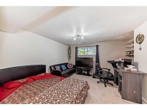 1131 Ranchlands Boulevard Nw, Calgary, AB - Indoor Photo Showing Bedroom