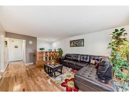 1131 Ranchlands Boulevard Nw, Calgary, AB - Indoor Photo Showing Living Room